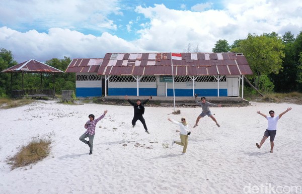 Mulai dari gedung sekolah dengan tiang kayu, berdinding papan dan atap seng. Bahkan di dalamnya kini bisa dijumpai sejumlah bocah yang sengaja hadir, seolah-olah murid-murid yang sedang belajar. Tak ketinggalan, meja guru dengan papan tulis kapur melengkapi suasana di dalam kelas. Ada juga poster-poster berisi cuplikan film Laskar Pelangi yang diangkat dari novel penulis Belitung Timur, Andrea Hirata. Mulai dari gedung sekolah dengan tiang kayu, berdinding papan dan atap seng. Bahkan di dalamnya kini bisa dijumpai sejumlah bocah yang sengaja hadir, seolah-olah murid-murid yang sedang belajar. Tak ketinggalan, meja guru dengan papan tulis kapur melengkapi suasana di dalam kelas. Ada juga poster-poster berisi cuplikan film Laskar Pelangi yang diangkat dari novel penulis Belitung Timur, Andrea Hirata.Â