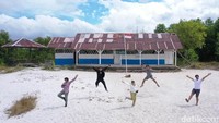 Mulai dari gedung sekolah dengan tiang kayu, berdinding papan dan atap seng. Bahkan di dalamnya kini bisa dijumpai sejumlah bocah yang sengaja hadir, seolah-olah murid-murid yang sedang belajar. Tak ketinggalan, meja guru dengan papan tulis kapur melengkapi suasana di dalam kelas. Ada juga poster-poster berisi cuplikan film Laskar Pelangi yang diangkat dari novel penulis Belitung Timur, Andrea Hirata. 