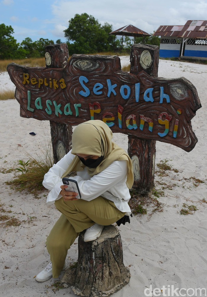Objek Wisata Replika Sekolah Laskar Pelangi Bak Mati Suri Di Tengah pandemi COVID-19, objek wisata replika Sekolah Laskar Pelangi di Gantong, Belitung Timur kini sepi bak mati suri. Ini potretnya.