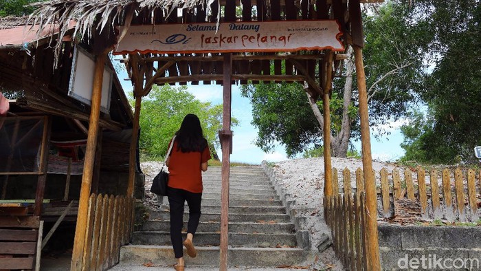 Di Tengah pandemi COVID-19, objek wisata replika Sekolah Laskar Pelangi di Gantong, Belitung Timur kini sepi bak mati suri. Ini potretnya.
