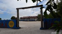 Menurut salah seorang pedagang di kawasan itu, hanya pada momen liburan natal dan tahan saja yang masih ada pengunjung. Sisanya sepi.