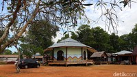 Daya tarik sekolah Laskar Pelangi yang tak akan pernah pudar karena beranjak dari realita kehidupan masyarakat. Selain itu, di kawasan tersebut mulai bermunculan destinasi pariwisata baru. Seperti rumah keong mas dan Agrowisata Selinsing.
