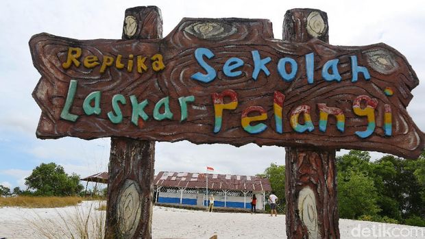 Di Tengah pandemi COVID-19, objek wisata replika Sekolah Laskar Pelangi di Gantong, Belitung Timur kini sepi bak mati suri. Ini potretnya.