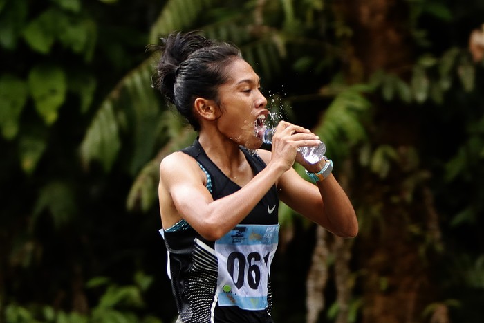 Pelari DKI Jakarta, Odekta Elvina Naibaho saat berlomba di nomor Marathon 42 km Putri PON XX Papua di area Kuala Kencana Mimika, Sabtu (9/10/2021). (Foto : PB PON XX Papua / Ady Sesotya)