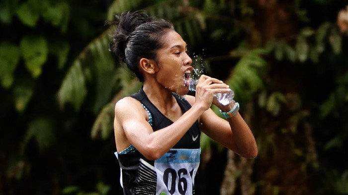 Pelari DKI Jakarta, Odekta Elvina Naibaho saat berlomba di nomor Marathon 42 km Putri PON XX Papua di area Kuala Kencana Mimika, Sabtu (9/10/2021). (Foto : PB PON XX Papua / Ady Sesotya)