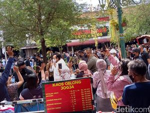 PKL Malioboro Patungan Donasi untuk Korban Erupsi Gunung Semeru