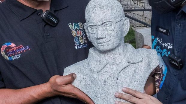Menteri Pariwisata dan Ekonomi Kreatif (Menparekraf) Sandiaga Uno dibuatkan 2 patung figur dirinya oleh pemahat patung di kawasan Tebing Breksi, Sleman.