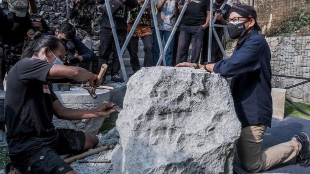 Menteri Pariwisata dan Ekonomi Kreatif (Menparekraf) Sandiaga Uno dibuatkan 2 patung figur dirinya oleh pemahat patung di kawasan Tebing Breksi, Sleman.