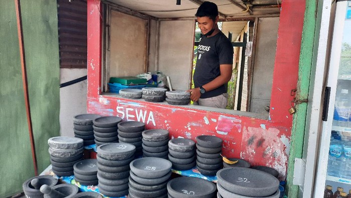 Dimas merupakan satu dari puluhan pedagang yang berjualan di depan Candi Plaosan. Dimas mengelola kios cobek milik ayahnya, Adil Santoso yang bekerja sebagai petugas keamanan Candi Plaosan.