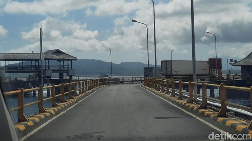 Suasana Pelabuhan Ketapang begitu sepi pada Sabtu (9/10/2021) pagi. Penyeberangan didominasi kendaraan logistik.