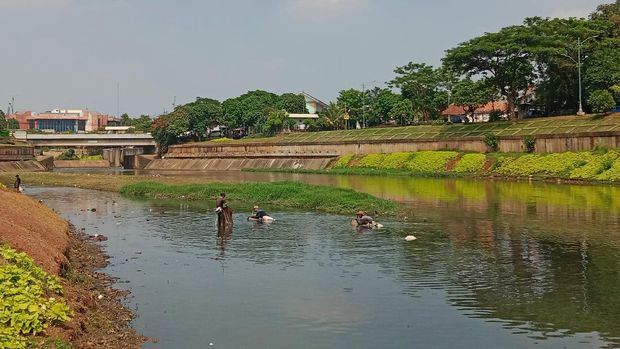 Penampakan Banjir Kanal Timur (BKT) di Cipinang, Jaktim yang airnya surut