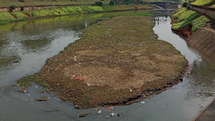 Penampakan Banjir Kanal Timur (BKT) di Cipinang, Jaktim yang airnya surut