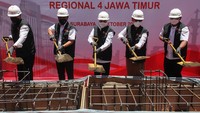 Pada kesempatan itu pula Ketua Dewan Komisioner Otoritas Jasa Keuangan (OJK) Wimboh Santoso (kedua kiri) didampingi anggota Komisi XI DPR Indah Kurnia (kedua kanan), Gubernur Jawa Timur Khofifah Indar Parawansa (tengah), Deputi Komisioner Hubungan Masyarakat dan Logistik OJK Anto Prabowo (kanan) dan Wali Kota Surabaya Eri Cahyadi (kiri) memasukkan pasir ke dalam bak beton saat pencanangan pembangunan gedung OJK Regional 4 Jawa Timur di Jalan Gubernur Suryo, Surabaya, Jawa Timur.