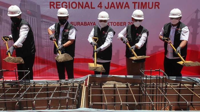 Ketua Dewan Komisioner Otoritas Jasa Keuangan (OJK) Wimboh Santoso (kedua kiri) didampingi anggota Komisi XI DPR Indah Kurnia (kanan) meninjau maket gedung OJK Regional 4 Jawa Timur saat pencanangan pembangunan gedung OJK Regional 4 Jawa Timur di Jalan Gubernur Suryo, Surabaya, Jawa Timur, Sabtu (9/10/2021). Pembangunan gedung OJK Regional 4 Jawa Timur tersebut diharapkan akan semakin menguatkan sinergi yang kolaboratif dan koordinatif dari seluruh pemangku kepentingan dalam mendorong peningkatan kesejahteraan masyarakat di Jawa Timur. ANTARA FOTO/Didik Suhartono/foc.