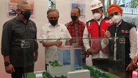 Ketua Dewan Komisioner Otoritas Jasa Keuangan (OJK) Wimboh Santoso (kedua kiri) didampingi anggota Komisi XI DPR Indah Kurnia (kanan) meninjau maket gedung OJK Regional 4 Jawa Timur saat pencanangan pembangunan gedung OJK Regional 4 Jawa Timur di Jalan Gubernur Suryo, Surabaya, Jawa Timur, Sabtu (9/10/2021).