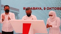 Ketua Dewan Komisioner Otoritas Jasa Keuangan (OJK) Wimboh Santoso (tengah) bersama Gubernur Jawa Timur Khofifah Indar Parawansa (kanan) dan disaksikan Wali Kota Surabaya Eri Cahyadi (kiri) menandatangani prasasti saat pencanangan pembangunan gedung OJK Regional 4 Jawa Timur.