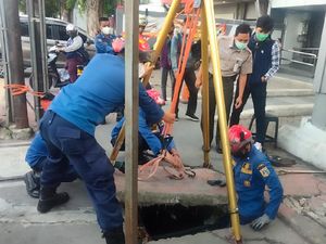 Kartu ATM Jatuh ke Got Sampai Minta Bantuan Damkar, Kenapa?