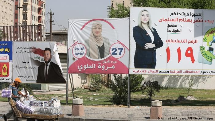 Poster kampanye memenuhi salah satu ruas jalan di ibu kota Baghdad, 29/9 (Ahmad Al-Rubaye/AFP/Getty Images)