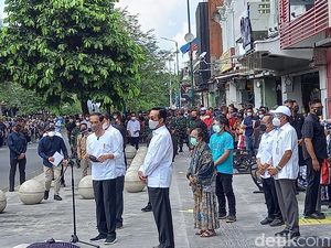 Jokowi Bagi-bagi Rp 1,2 Juta buat PKL Malioboro, Warga Teriak Kurang