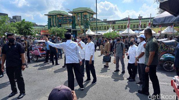 Presiden Jokowi membagikan bantuan untuk PKL di Malioboro Yogya
