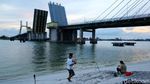 Ragam Cara Menikmati Senja di Jembatan Emas Pangkalpinang