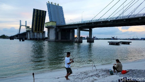 Ada warga yang menikmati senja sambil memancing. Jembatan ini memiliki keunikan, bisa dilihat dari segi fungsi jembatan ini dimana memakai teknologi bascule yang artinya bisa dibuka tutup saat ada kapal-kapal besar yang melintas di sekitar pelabuhan yang terletak tak jauh dari jembatan. Ada warga yang menikmati senja sambil memancing. Jembatan ini memiliki keunikan, bisa dilihat dari segi fungsi jembatan ini dimana memakai teknologi bascule yang artinya bisa dibuka tutup saat ada kapal-kapal besar yang melintas di sekitar pelabuhan yang terletak tak jauh dari jembatan.Â