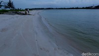 Hamparan pasir putihnya juga asyik untuk dinikmati bermain bersama keluarga. Eits, tapi inget, jangan sampai lengah yaa, ini lautan lepas kadang air dan ombaknya juga lumayan kencang.