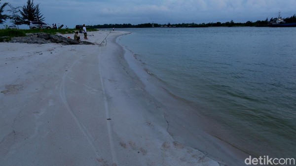 Hamparan pasir putihnya juga asyik untuk dinikmati bermain bersama keluarga. Eits, tapi inget, jangan sampai lengah yaa, ini lautan lepas kadang air dan ombaknya juga lumayan kencang. Hamparan pasir putihnya juga asyik untuk dinikmati bermain bersama keluarga. Eits, tapi inget, jangan sampai lengah yaa, ini lautan lepas kadang air dan ombaknya juga lumayan kencang.