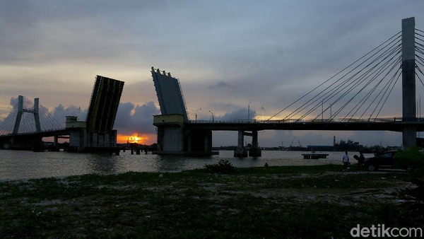 Saat matahari terbenam adalah waktu yang tepat untuk menikmati keindahan senja di balik Jembatan Emas tersebut. Terlebih saat jembatan itu mengangkat dan tertutup. Saat matahari terbenam adalah waktu yang tepat untuk menikmati keindahan senja di balik Jembatan Emas tersebut. Terlebih saat jembatan itu mengangkat dan tertutup.