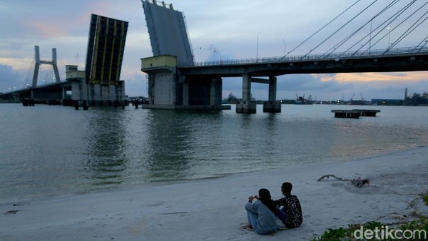 Wisatawan yang datang ke jembatan ini tidak dipungut biaya sedikitpun, tetapi wisatawan tidak bisa sewaktu-waktu datang dan melintasi jembatan ini dikarenakan jembatan ini juga beroperasi sebagai jalur lewatnya kapal dimana nantinya jika ada kapal yang lewat jembatan akan terangkat dan terbelah menjadi dua. Selain faktor kondisi lalu lintas, jadwal buka jembatan ini juga melihat situasi pasang surut air laut, kecepatan angin serta cuaca. Wisatawan yang datang ke jembatan ini tidak dipungut biaya sedikitpun, tetapi wisatawan tidak bisa sewaktu-waktu datang dan melintasi jembatan ini dikarenakan jembatan ini juga beroperasi sebagai jalur lewatnya kapal dimana nantinya jika ada kapal yang lewat jembatan akan terangkat dan terbelah menjadi dua. Selain faktor kondisi lalu lintas, jadwal buka jembatan ini juga melihat situasi pasang surut air laut, kecepatan angin serta cuaca.
