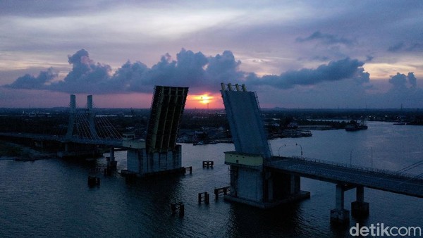 Selain sebagai jembatan penghubung antara Kabupaten Bangka dengan Kota Pangkalpinang, Jembatan Emas kini menjadi salah satu tujuan wisata. Wisatawan yang datang ke jembatan ini biasanya akan berfoto dengan keindahan jembatan dan pemandangannya Selain sebagai jembatan penghubung antara Kabupaten Bangka dengan Kota Pangkalpinang, Jembatan Emas kini menjadi salah satu tujuan wisata. Wisatawan yang datang ke jembatan ini biasanya akan berfoto dengan keindahan jembatan dan pemandangannya