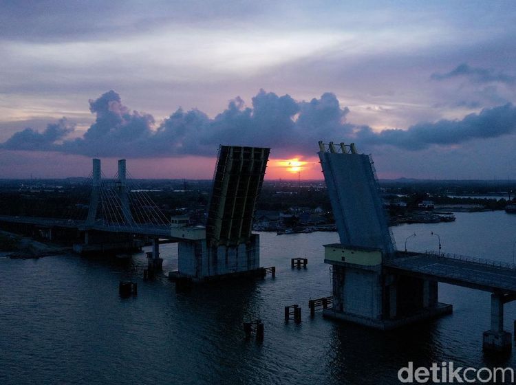 Ragam Cara Menikmati Senja di Jembatan Emas Pangkalpinang
