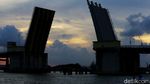 Ragam Cara Menikmati Senja di Jembatan Emas Pangkalpinang