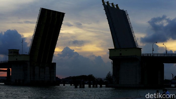 Jembatan Emas jadi salah satu ikon dari Kota Bangka Belitung yang menghubungkan Kabupaten Bangka dan Kota Pangkal Pinang Ibukota Provinsi Bangka Belitung. Orang pun berdondong-bondong menuju ke lokasi untuk menikmati senja.