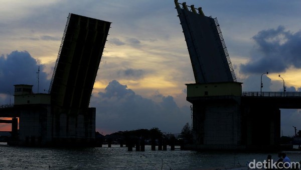 Jika berkunjung ke Bangka Belitung, jangan lupa mampir kesini yaaa. Sebagai informasi, detikcom bersama MIND ID mengadakan program Jelajah Tambang berisi ekspedisi ke daerah pertambangan Indonesia. detikcom menyambangi kota-kota industri tambang di Indonesia untuk memotret secara lengkap bagaimana kehidupan masyarakat dan daerah penghasil mineral serta bagaimana pengolahannya.Untuk mengetahui informasi lebih lengkap, ikuti terus beritanya di detik.com/jelajahtambang. Jika berkunjung ke Bangka Belitung, jangan lupa mampir kesini yaaa. Sebagai informasi, detikcom bersama MIND ID mengadakan program Jelajah Tambang berisi ekspedisi ke daerah pertambangan Indonesia. detikcom menyambangi kota-kota industri tambang di Indonesia untuk memotret secara lengkap bagaimana kehidupan masyarakat dan daerah penghasil mineral serta bagaimana pengolahannya.Untuk mengetahui informasi lebih lengkap, ikuti terus beritanya di detik.com/jelajahtambang.
