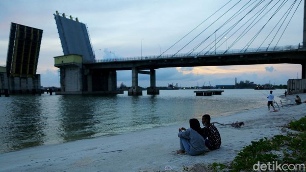 Ada juga yang memanfaatkan untuk berpacaran, seperti di gambar ini. Jembatan sepanjang 785 meter dengan lebar 23 meter ini membentang megah di atas aliran Sungai Pangkal Balam, wilayah Ketapang dan menghubungkan Kabupaten Bangka dengan Kota Pangkalpinang, Ibukota Provinsi Bangka Belitung.