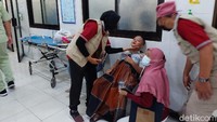 Pelaksanaan khitan di RSPAL dr Ramelan tetap menjaga protokol kesehatan, anak, pengantar, dokter dan nakes yang melaksanakan menggunakan masker dan menjaga jarak. 