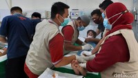 Saat memasuki ruangan untuk sunat, anak-anak terlihat berani, bahkan ada yang bermain game agar tidak takut. Saat disunat hingga selesai, banyak anak yang berani dan merasa sakitnya seperti digigit semut. 