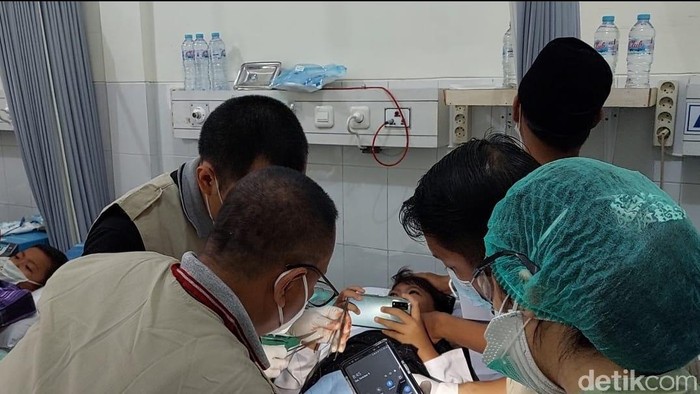 Sekitar 100 anak akan menjalani khitanan massal di RSPAL dr Ramelan Surabaya. Reaksi anak-anak pun beragam mulai dari teriak istigfar hingga asyik main hp.