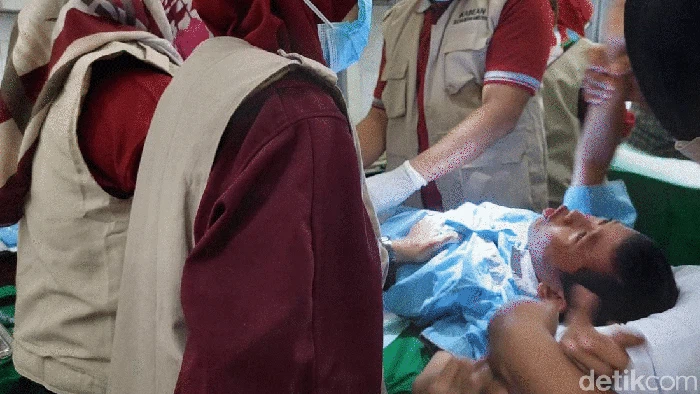 Ragam Ekspresi Sunat Massal Teriak Istigfar hingga Asyik Main HP Sekitar 100 anak akan menjalani khitanan massal di RSPAL dr Ramelan Surabaya. Reaksi anak-anak pun beragam mulai dari teriak istigfar hingga asyik main hp.
