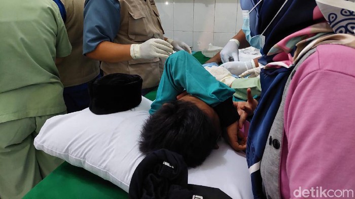 Sekitar 100 anak akan menjalani khitanan massal di RSPAL dr Ramelan Surabaya. Reaksi anak-anak pun beragam mulai dari teriak istigfar hingga asyik main hp.