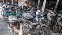 Menyoal robot buatannya, dia mengaku menggunakan bahan berupa onderdil motor bekas yang dia beli dari penjual bahan rongsokan. Pasalnya Eri juga berkecimpung dalam usaha restorasi motor tua.