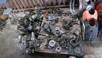 Eri mengaku mendapatkan motor-motor tua tersebut dari penjual rongsokan. Pasalnya untuk membuat satu replika robot memerlukan beberapa unit motor. 
