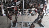Selanjutnya, pria yang tidak lulus kuliah di ISI Yogyakarta ini mulai mengambil onderdil berbahan besi dari motor bekas tersebut. Lebih lanjut, Eri membuat desain dan mulai membentuk replika robot dari onderdil motor.