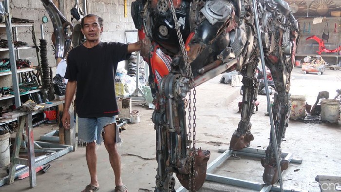 Pria asal Bantul membuat replika robot berbahan onderdil motor jadul bekas. Karyanya tersebut diminati pasar luar negeri bahkan laku hingga puluhan juta.