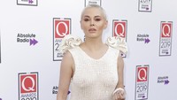 Rose McGowan juga pernah jadi bagian Children of God, tapi lalu kabur setelah tahu bahwa kultus itu mengharuskan hubungan seksual antara orang dewasa dan anak-anak. Dia pun pernah menyaksikan itu saat usianya masih sangat kecil. (Foto: Getty Images/John Phillips)
