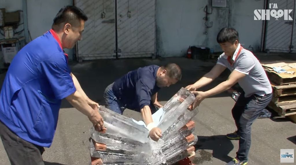 'Samson' Korea! Pria Ini Pecahkan Semangka dan Es Balok Pakai Tangan