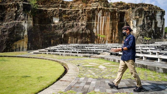 Sandiaga awalnya meninjau lokasi di Tebing Breksi yang memajang beberapa produk UMKM dari BUMDes Sambi Mulyo.