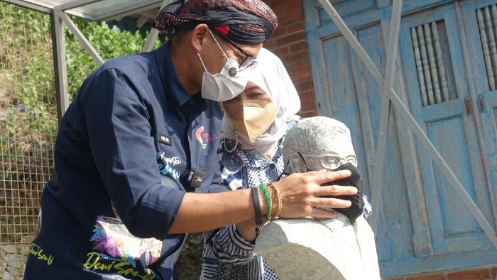 Menteri Pariwisata dan Ekonomi Kreatif (Menparekraf) Sandiaga Uno dibuatkan 2 patung figur dirinya oleh pemahat patung di kawasan Tebing Breksi, Sleman.