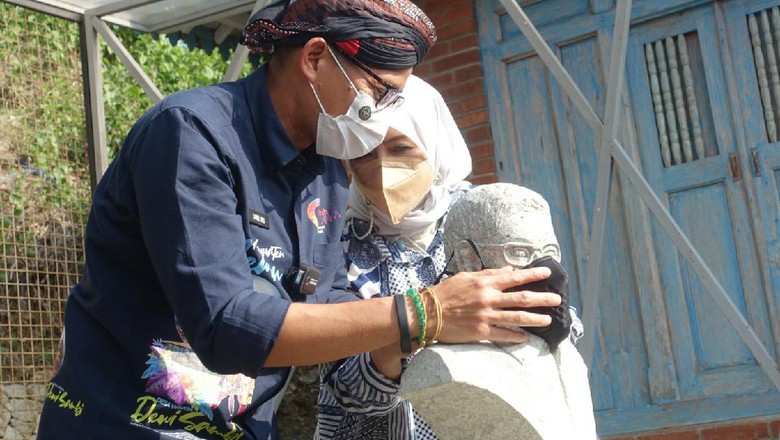Sandiaga di Tebing Breksi Menteri Pariwisata dan Ekonomi Kreatif (Menparekraf) Sandiaga Uno dibuatkan 2 patung figur dirinya oleh pemahat patung di kawasan Tebing Breksi, Sleman.